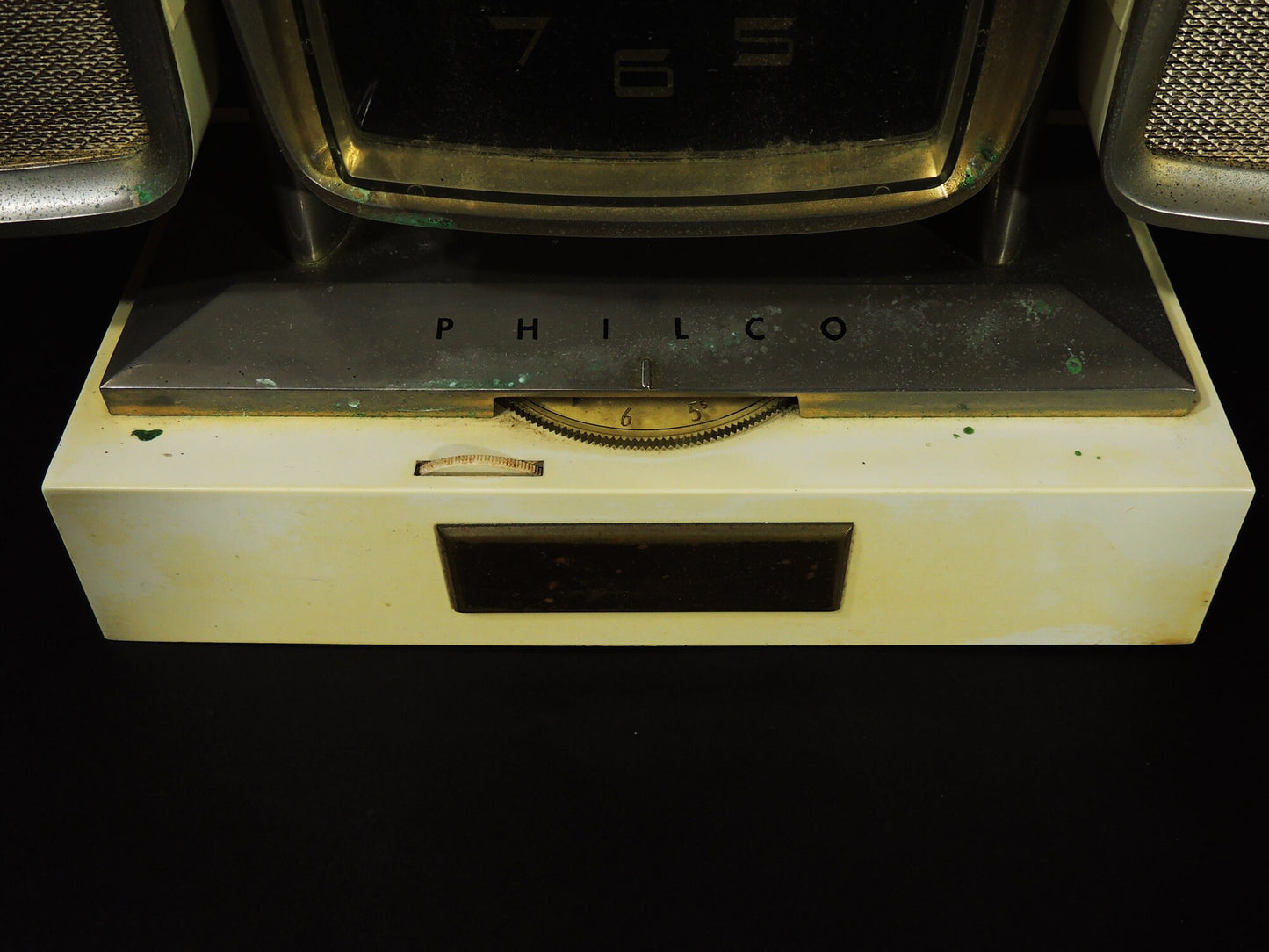 Modernist Era Space Age Design Philco Two Speakers Battery Powered Rustic Radio Clock