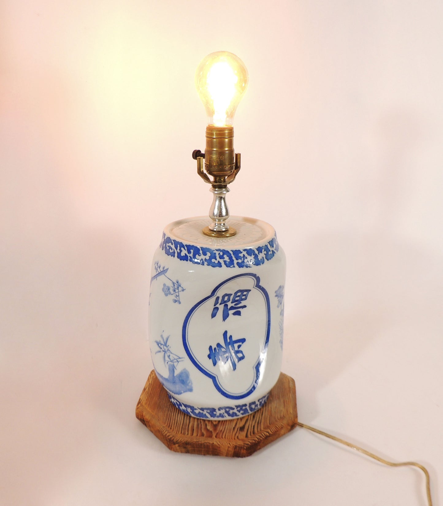 Vintage Oriental Collection Ceramic Art Table Lamp
