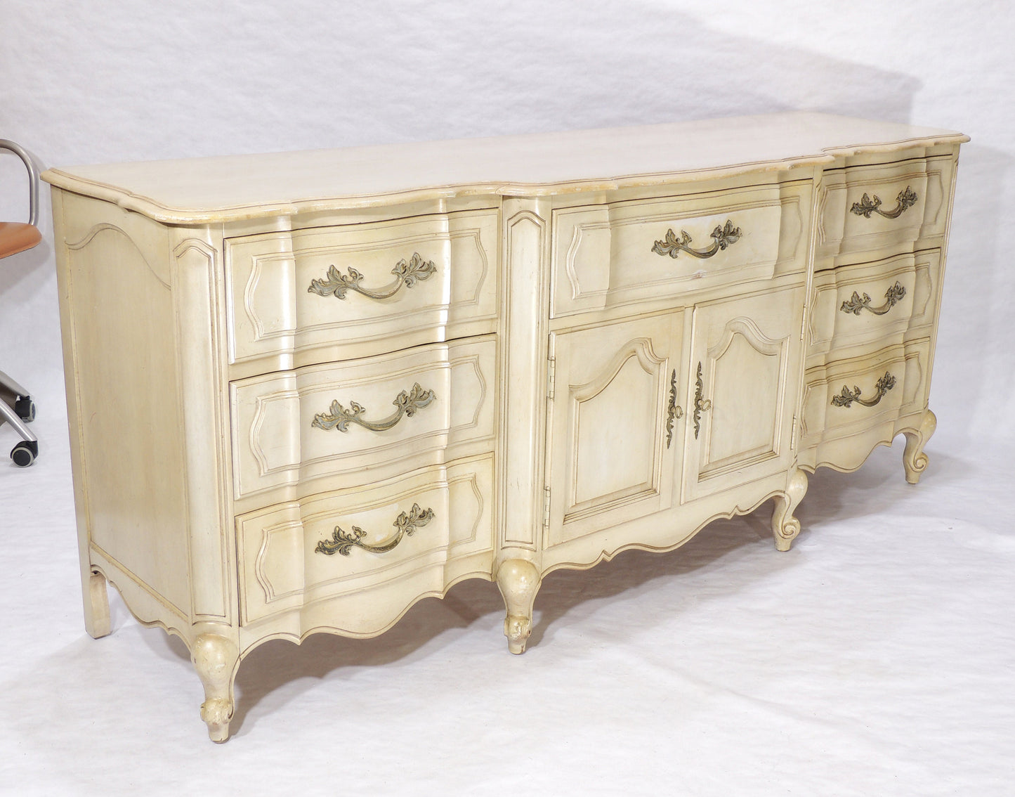 Large Rustic Thomasville Wood Dresser French Provincial