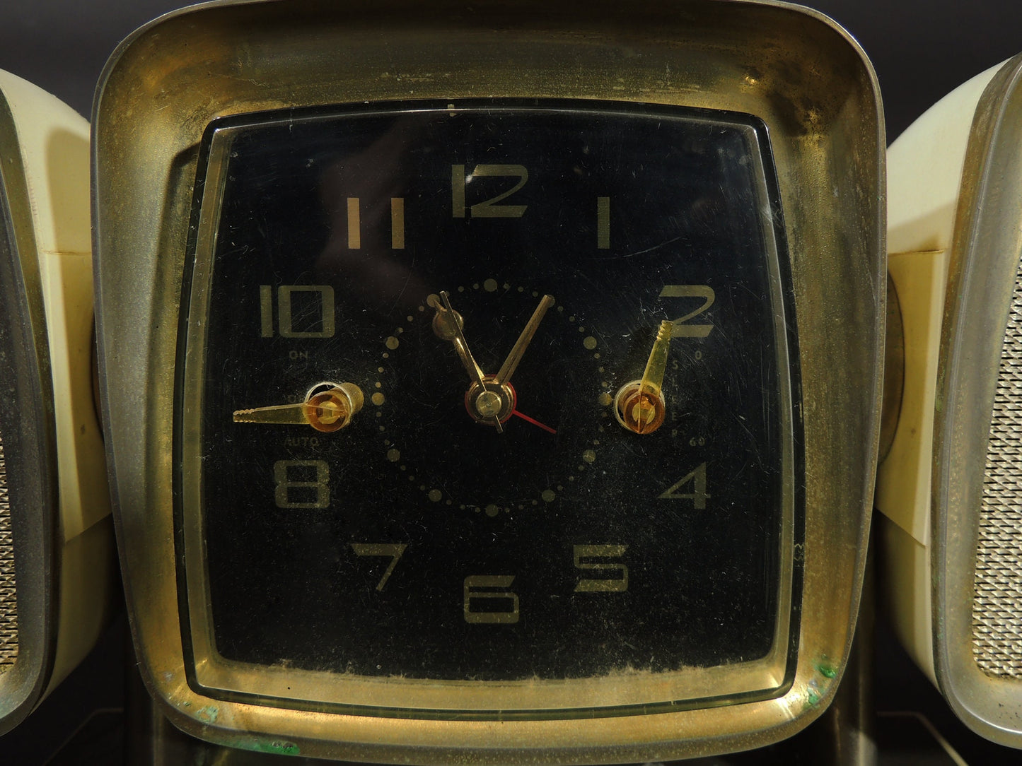 Modernist Era Space Age Design Philco Two Speakers Battery Powered Rustic Radio Clock